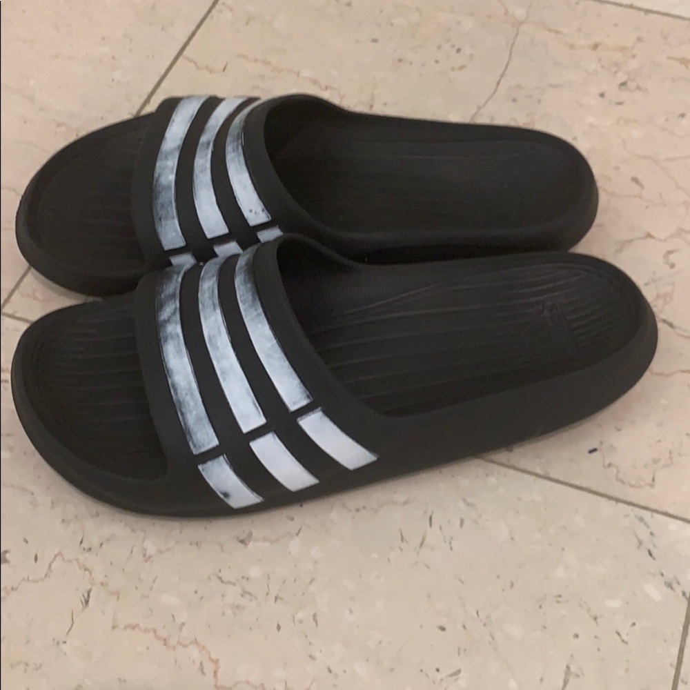 Adidas slipper free with any purchase - Picture 2 of 3